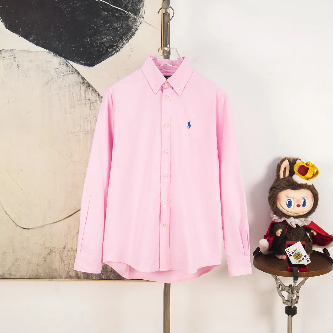 P270 zp version [Exclusive supply] Ralph Lauren/Ralph Lauren's classic evergreen single product 100 cotton Oxford spun old money style casual long-sleeved shirt. 100% restored workmanship. The entire garment is embedded with seams and clean edges. The upper back seams are reorganized for a better fit. ✅ 100 cotton Oxford spun on the face. Pre-wash treatment. The texture is tight and soft. ✅ Custom dyed original pearlescent white bottom buttons. Size partitions. ✅ Special shaped chiffon foil is included in the collar door tube. It is not easy to deform and pull. ✅ RL classic version of the Oxford shirt. The thick and crisp feeling brought by the Oxford cloth. It can be worn alone or as an outer layer. It can be worn in all seasons. It is a must-have item for the wardrobe. Get it with your eyes closed. Color: black, white, pink, blue, carbon gray, khaki, navy blue and red label, dark blue and white label (8 colors) Size: S M L XL Number: WW10969